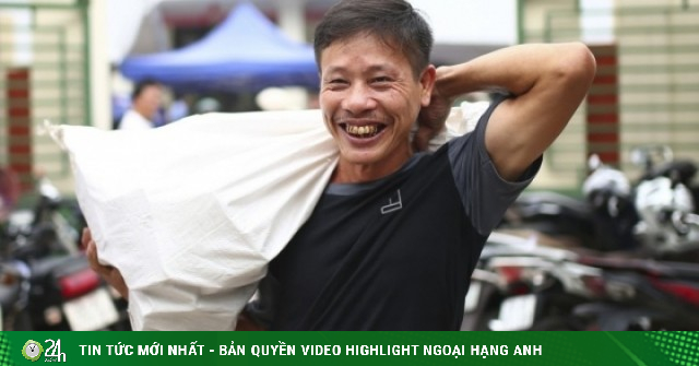 Ôm bao tải nhận tiền đền bù đất