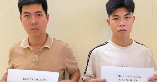 Tạm giữ 2 anh em xông vào quán cắt tóc hành hung phụ nữ đang ôm con nhỏ