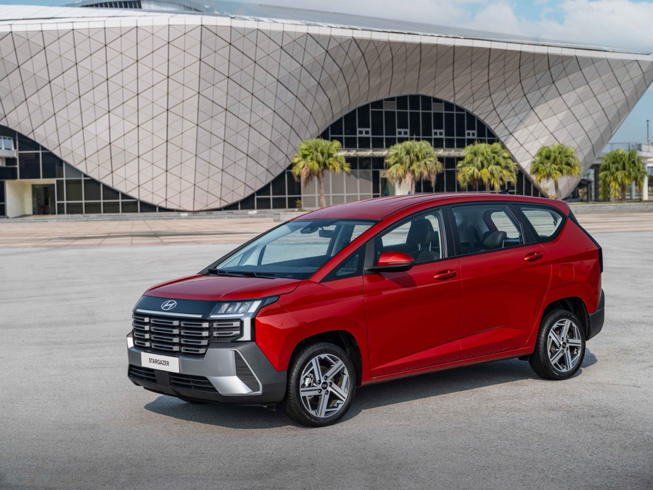 Hyundai Stargazer gây ấn tượng mạnh với phần cản trước và cản sau được tái thiết kế theo hướng góc cạnh.