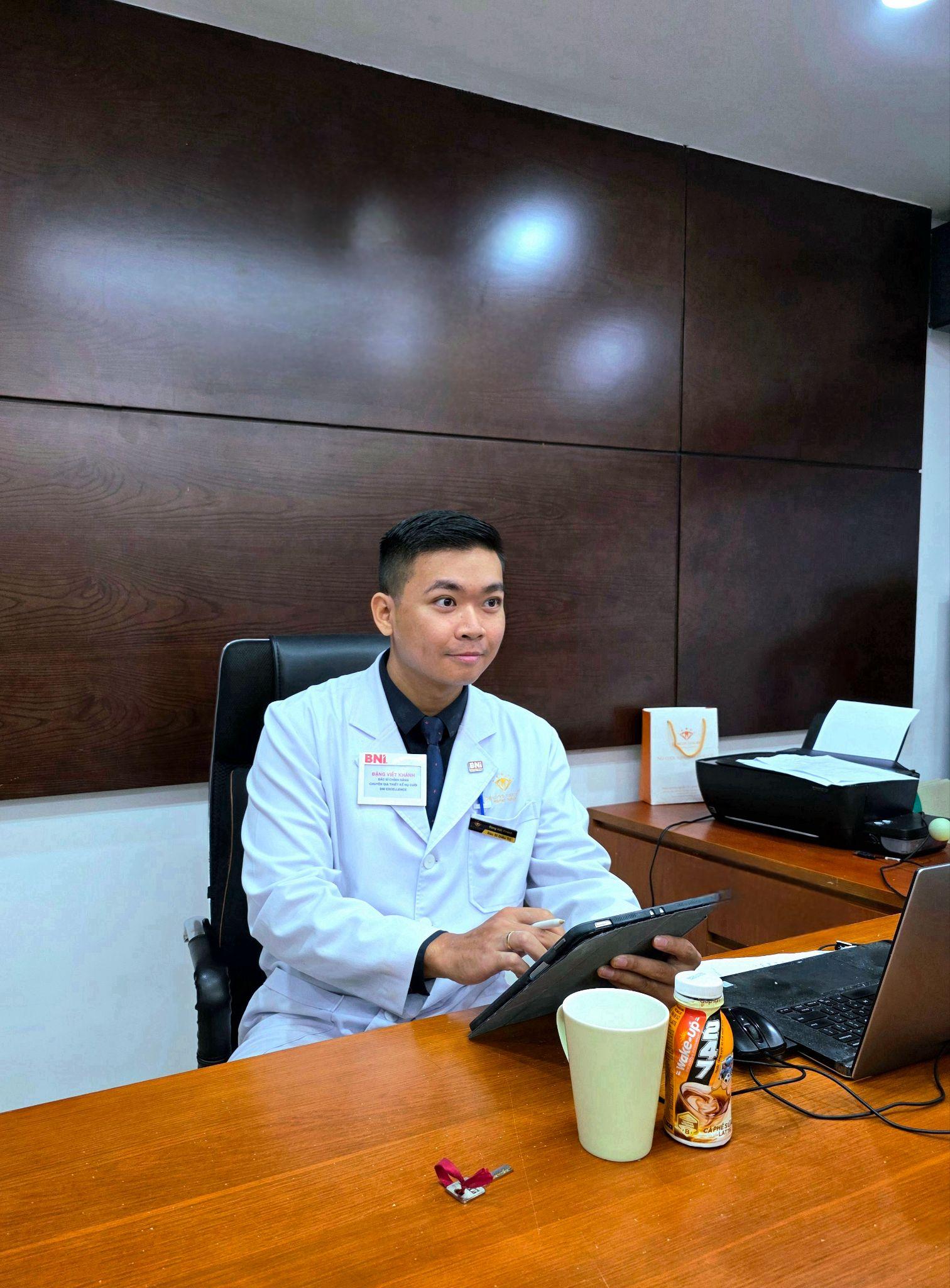 Bác sĩ Đặng Viết Khánh là một trong những chuyên gia giỏi, “bậc thầy” trong lĩnh vực chỉnh nha, nắn chỉnh răng.