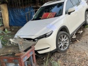 Nữ tài xế Trung Quốc tông sập quán nước, kéo lê chủ quán tử vong
