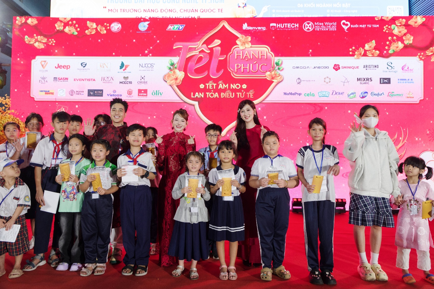 CEO Huyền Trang, Founder & CEO Nguyễn Ngọc An cùng Hoa Hậu Quế Anh trao quà cho các em nhỏ tại Tết Hạnh Phúc