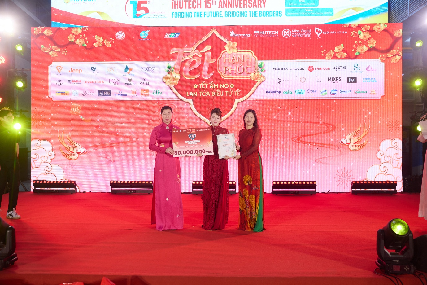 CEO Huyền Trang trao 50 triệu động cho chương trình Tết Hạnh Phúc