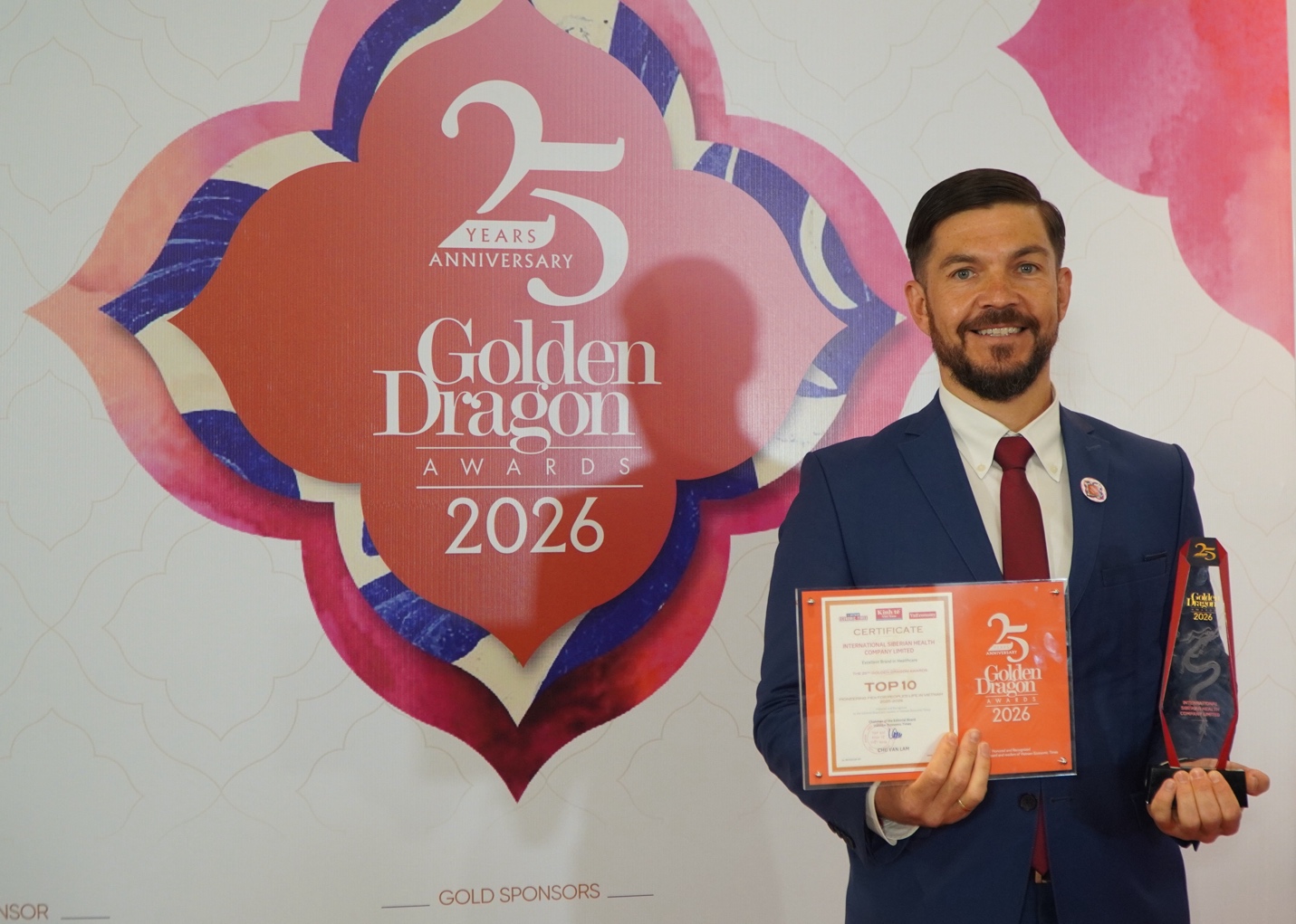 Ông Denis Sapegin - CEO khu vực Đông Nam Á nhận giải thưởng Rồng vàng