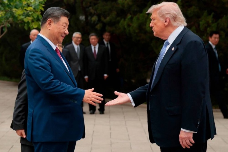 Chủ tịch Trung Quốc Tập Cận Bình và Tổng thống Mỹ Donald Trump chuẩn bị bắt tay sau khi rời Trung Nam Hải. Ảnh: AP
