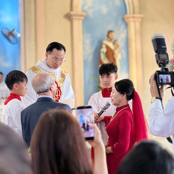 Vợ chồng ông Tân trong buổi lễ kim khánh tại nhà thờ