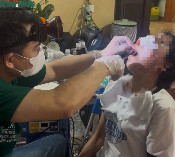 Người đàn ông đang tiến hành nhổ răng của bà H.