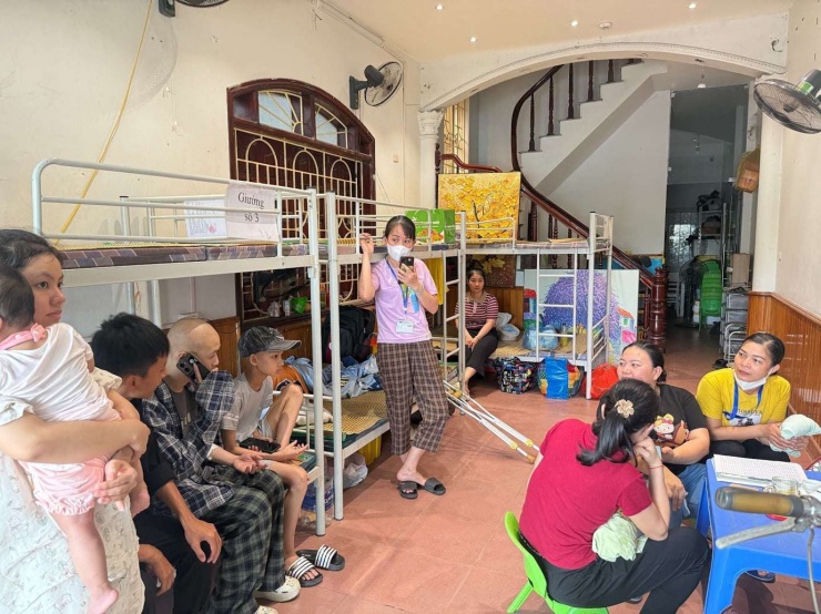Người bệnh và người thân quây quần trò chuyện, động viên nhau vượt qua hành trình điều trị đầy khó khăn.