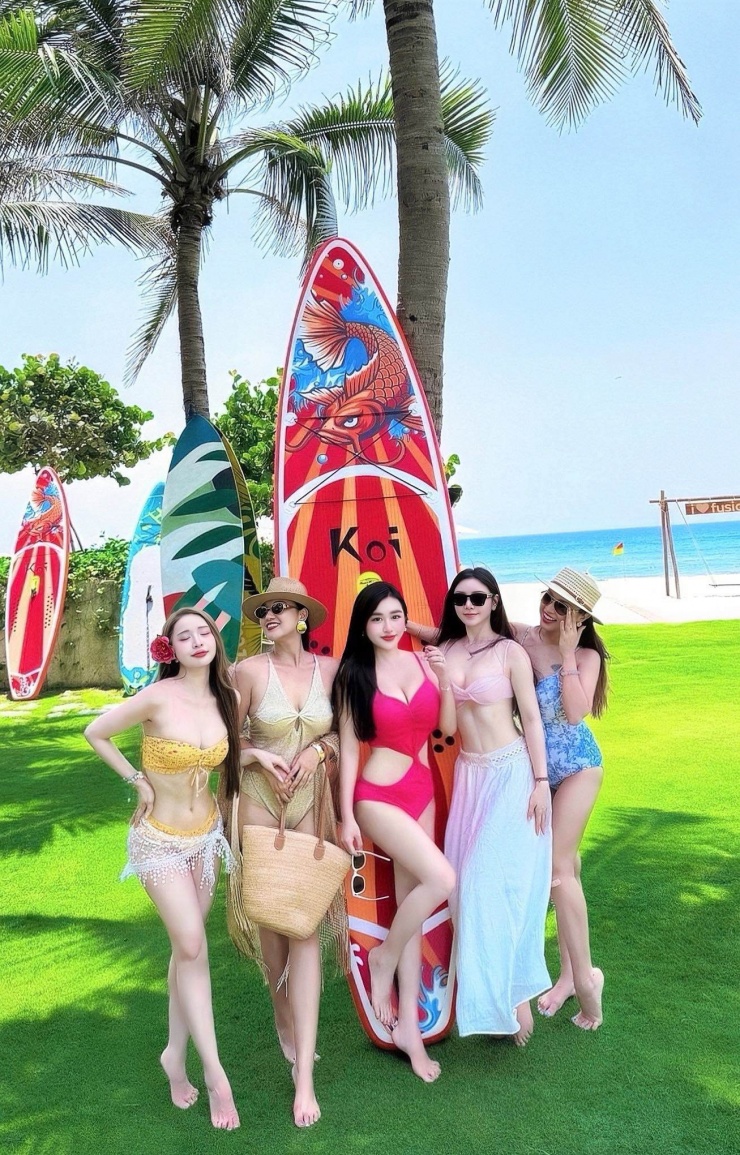 Diễn viên Quỳnh Kool tiếp tục khiến mạng xã hội “dậy sóng” khi cùng hội bạn thân showbiz gồm Quỳnh Nga, MC Thanh Vân, Lã Thanh Huyền, Hằng Trịnh có chuyến du lịch biển cùng nhau.