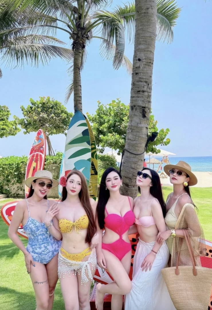 Trong loạt ảnh được đăng tải, các người đẹp đều diện bikini sắc màu nổi bật, ngập tràn không khí mùa hè đi biển.