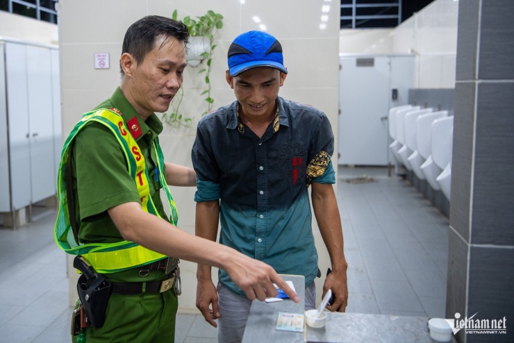 Mẹ bàng hoàng biết con trai dùng cần sa khi CSGT kiểm tra tại chợ Bình Điền - 9