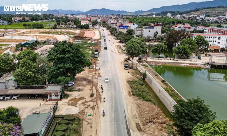 Người Hà Nội sống trong 'bão bụi' bên dự án mở rộng Quốc lộ 6 - 1