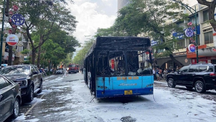 Xe buýt bị thiêu rụi. Ảnh: H.Q