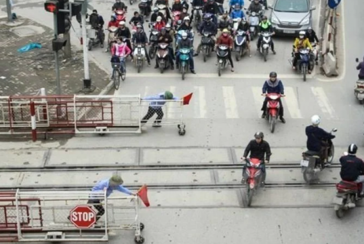 Quy định mới: Xe máy vượt tín hiệu đường sắt có thể bị phạt tới 6 triệu đồng