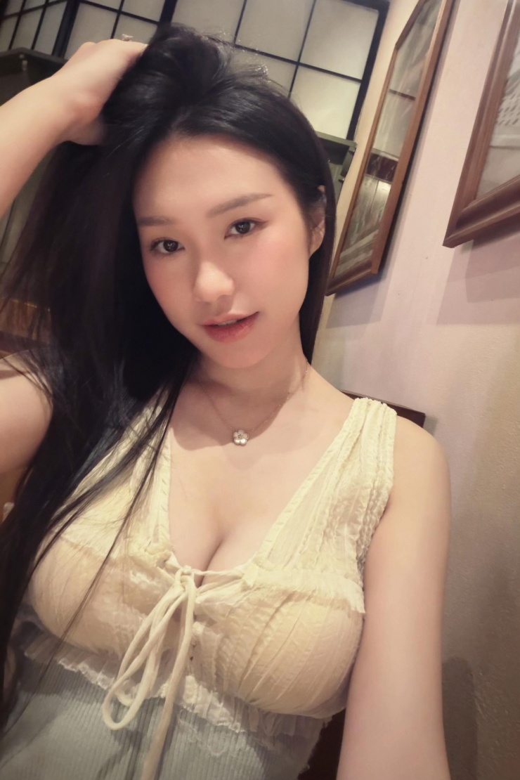 Doãn Hải My đổi gu khoe vòng một sau nhiều năm làm 'nàng thơ' - 5