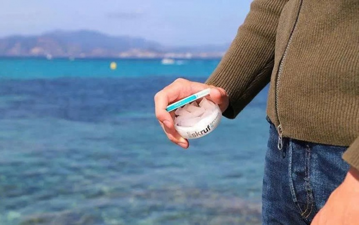Các loại túi ngậm nicotine nhắm tới thanh thiếu niên thông qua hương vị đa dạng và bao bì bắt mắt.