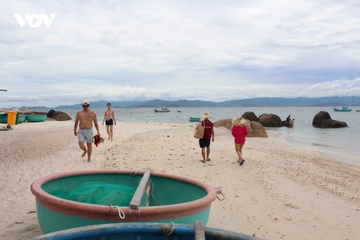 Du khách thả bộ trên đảo tìm đến các điểm check-in thú vị như: hang Yến, hang Ba Hòn, giếng Gia Long...
