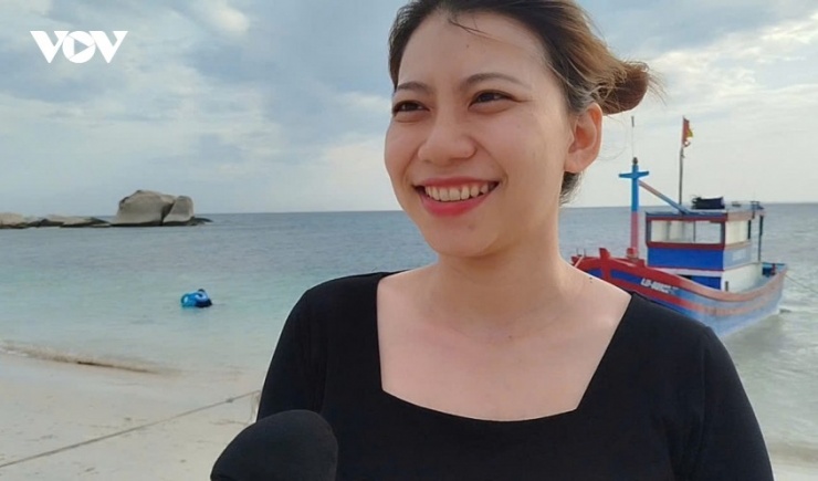 Một du khách đến từ tỉnh Tây Ninh cho biết, nước ở biển ở đây trong xanh, hải sản tươi ngon. Ngoài ra, còn được trải nghiệm lặn ngắm quần thể san hô, chèo sup. Nếu có dịp, sẽ cùng bạn bè quay lại hòn đảo này. 