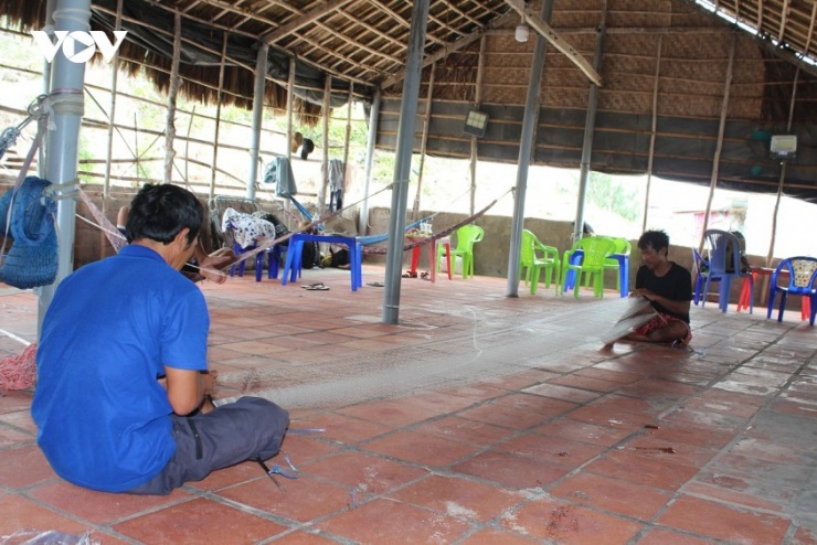 Ngoài việc buôn bán phục vụ nhu cầu du khách, người dân ở đây còn đan lưới để đánh bắt hải sản.