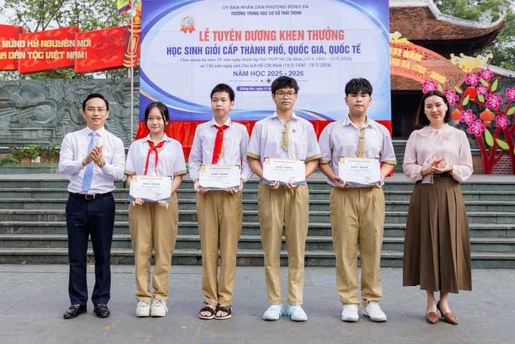 Thầy Nguyễn Cao Cường, Hiệu trưởng Trường THCS Thái Thịnh trao tặng giấy khen cho các học sinh giỏi của trường năm học 2025-2026.