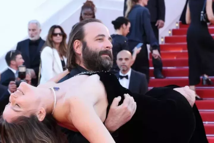 Khoảnh khắc 'điên' nhất thảm đỏ Cannes