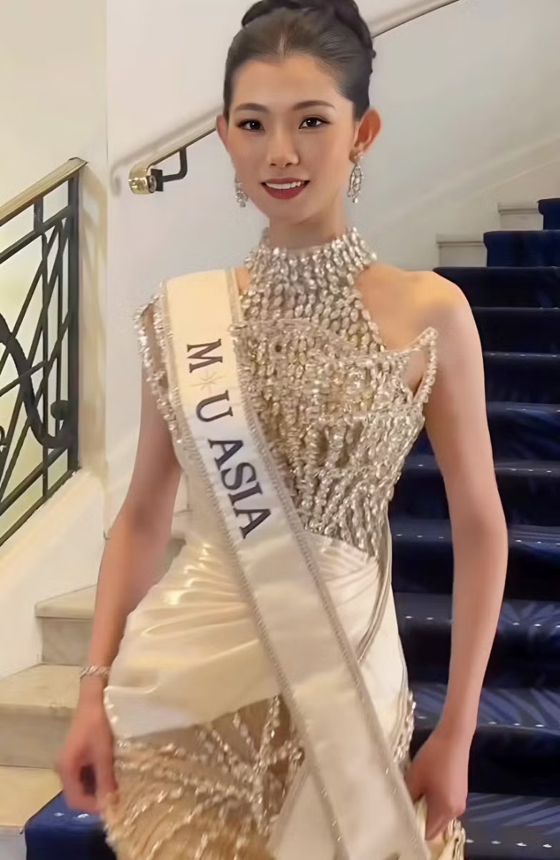 Trong ngày thứ 4 ở Liên hoan phim Cannes 2026, người đẹp Zhao Na - Miss Universe Asia 2025 tới tham dự lễ công chiếu bộ phim Karma . Cô diện bộ váy dạ hội đính kết lấp lánh, đeo sash trong suốt quá trình di chuyển từ khách sạn tới thảm đỏ.