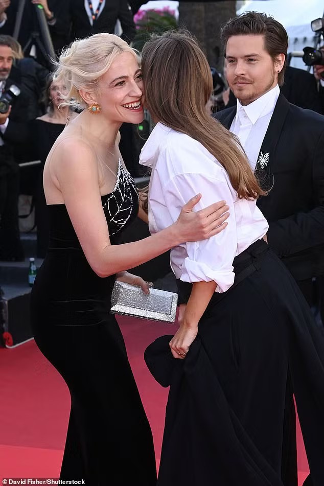 Ca/nhạc sĩ Anh Pixie Lott thanh lịch với bộ váy đen ôm sát người được trang trí bằng họa tiết hoa bạc. Cô cũng có chồng, Oliver Cheshire, hộ tống. Lott và Palvin ôm hôn chào hỏi thân thiết ngay trên thảm đỏ. Ảnh: Shutterstock