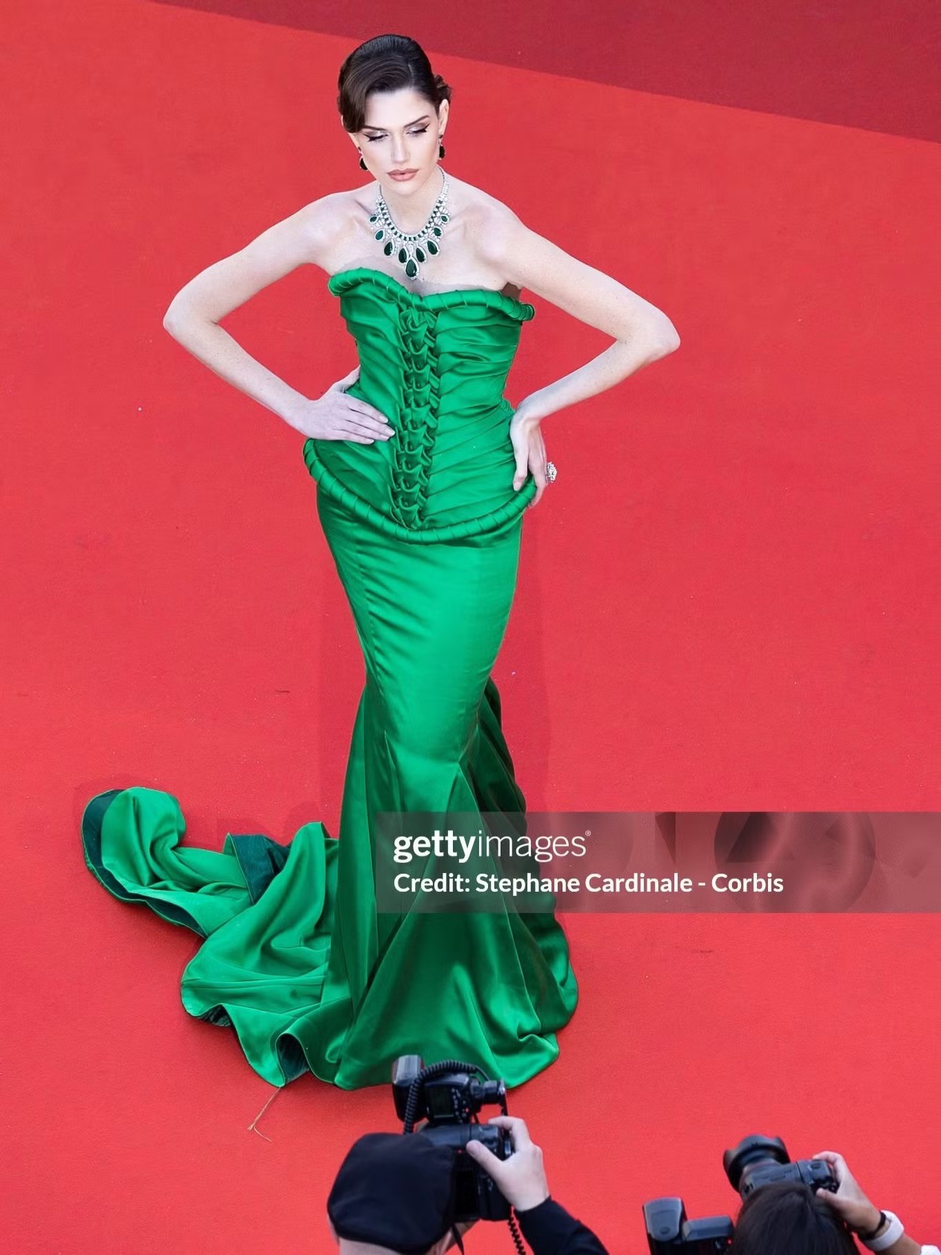 Isabella Menin có nhiều khoảnh khắc đẹp trên thảm đỏ. Cô là khách mời của Liên hoan phim Cannes trong nhiều năm qua. Tuy không phải là diễn viên nhưng người đẹp Brazil được nhiều nhãn hàng mời tới Cannes với tư cách khách VIP.