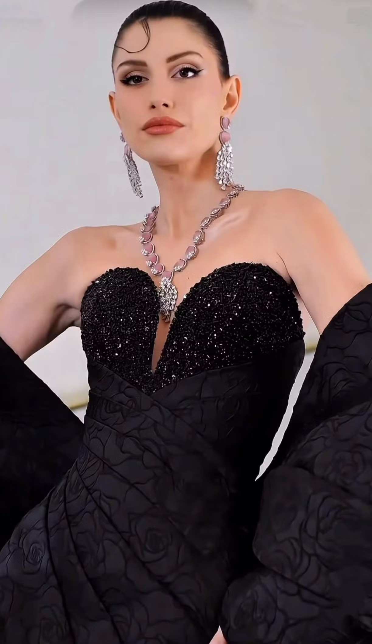 Isabella Menin chọn bộ váy đen cúp ngực sang trọng trong ngày thứ hai ở Cannes. Sau khi kết thúc nhiệm kỳ Hoa hậu Hòa bình Quốc tế 2022, người đẹp vẫn hoạt động sôi nổi trong lĩnh vực người mẫu.