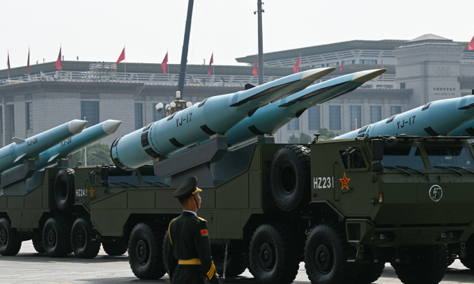 Tên lửa diệt hạm YJ-17 tại lễ duyệt binh ở Bắc Kinh, Trung Quốc tháng 9/2025. Ảnh: AFP