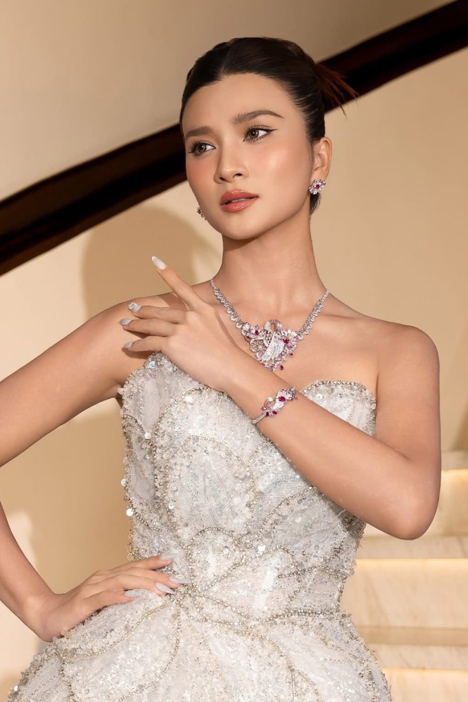 Ảnh sao 16/5: Hiền Thục khoe vẻ gợi cảm ở tuổi 45 - 4