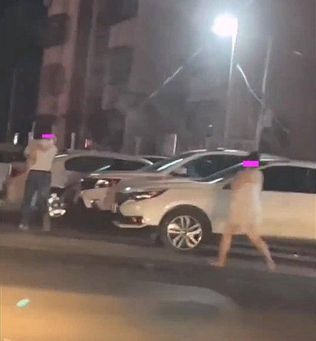 Người chồng được cho là đã bắt gặp vợ ngoại tình trong khách sạn nên vô cùng tức giận và lập tức bỏ đi. Quá hoảng loạn sau khi bị phát hiện ngoại tình, người vợ lập tức chạy theo để giải thích. Ảnh minh họa