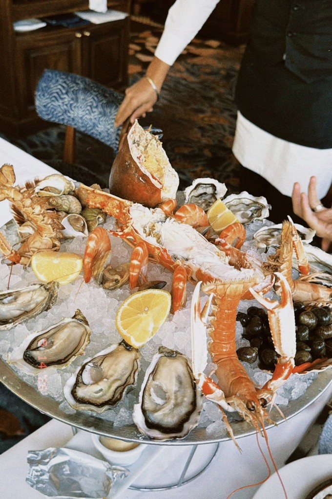 Plateau de Fruits de Mer không chỉ phổ biến ở Pháp mà còn được phục vụ nhiều tại các quốc gia ven biển châu Âu.
