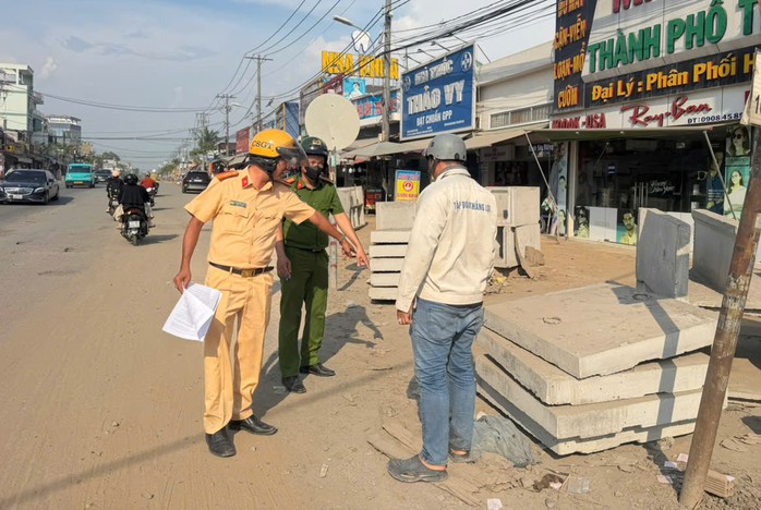 Lực lượng chức năng kiểm tra trên đường Lã Xuân Oai, phường Long Phước.