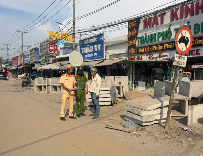 Lực lượng chức năng lập biên bản vi phạm hành chính.