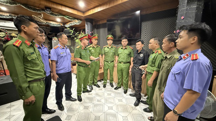 Cơ quan chức năng tống đạt quyết định khởi tố bị can đối với ông Hồ Quang Lộc