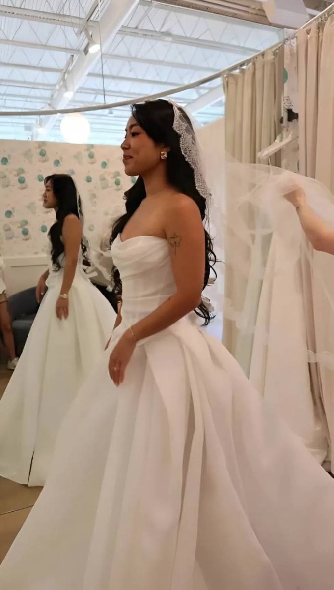 Tiffany Nguyen thử trực tiếp mẫu váy yêu thích trong chuyến bay đến Việt Nam. Ảnh: Tiffany Nguyen