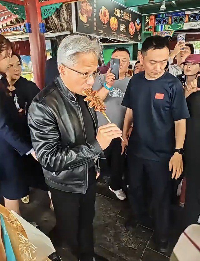 Jensen Huang nổi tiếng là một "tín đồ" trung thành của ẩm thực đường phố mỗi khi có dịp đi công tác. Ảnh: Jesse Cohen/X