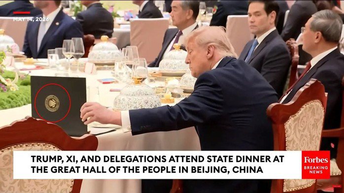 Tổng thống Mỹ Donald Trump nhìn vào cuốn sổ tay trong đoạn video gây sốt trên mạng xã hội. Ảnh: Forbes
