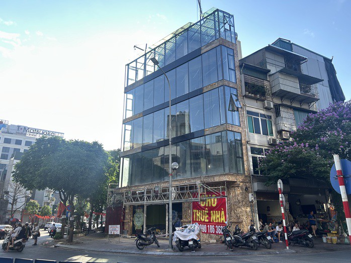Một mặt bằng khác nằm ở vị trí "đất vàng" trên đường Trần Phú, đang có biển cho thuê.