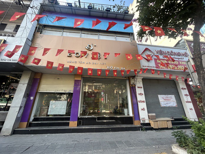 Một cửa hàng khá lớn trên đường Kim Mã vừa trả mặt bằng, chủ nhà đã treo biển cho thuê