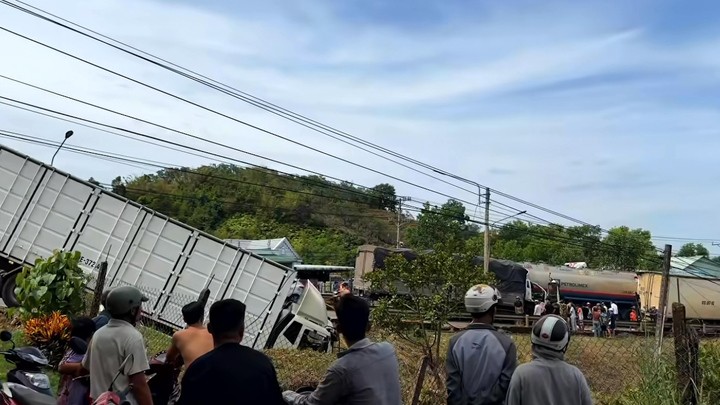 Nhiều người dân hiếu kỳ đến xem.