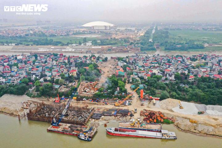 Dự án cầu Tứ Liên cùng tuyến đường dẫn hai đầu cầu thuộc nhóm công trình trọng điểm cấp A, có điểm đầu kết nối đường Nghi Tàm thuộc phường Tây Hồ và điểm cuối giao với tuyến Trường Sa tại xã Đông Anh. Sau khoảng 7 tháng triển khai, nhiều hạng mục đầu tiên của dự án dần lộ diện.