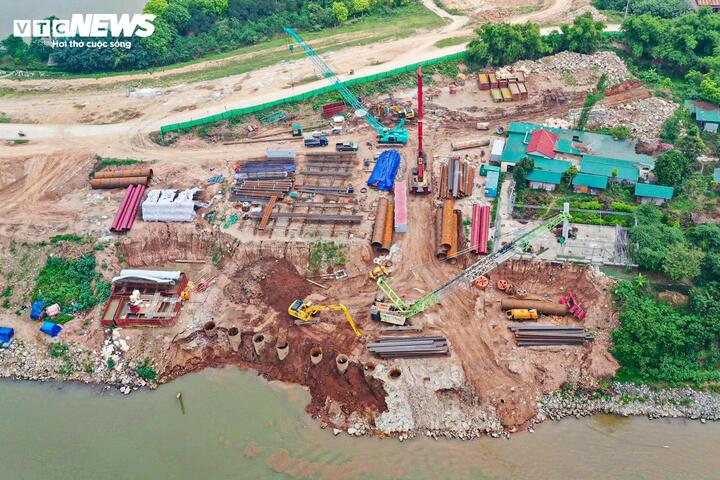 Nhiều hạng mục trọng điểm như cọc khoan nhồi trụ chính, hầm chui và nút giao Nghi Tàm hiện được triển khai đồng loạt nhằm bảo đảm tiến độ chung của dự án. Theo kế hoạch, công trình đặt mục tiêu hoàn thành và đưa vào khai thác trong quý II/2027, với điều kiện công tác bàn giao mặt bằng tại các địa phương diễn ra đúng thời hạn.