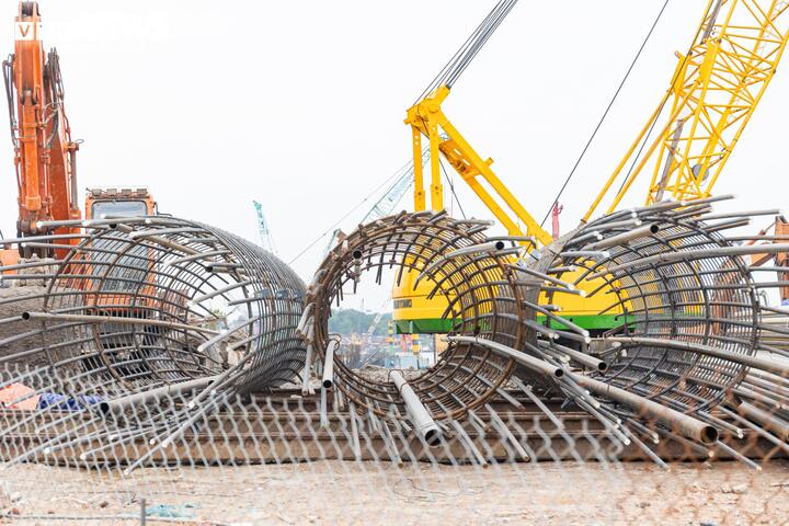 Theo thông tin từ chủ đầu tư dự án, hạng mục cọc khoan nhồi của cầu chính hiện đã hoàn thành khoảng 89% khối lượng thi công, còn phần bệ và thân trụ đạt trên 37%. Tiến độ này được đánh giá khả quan khi dự án triển khai trong điều kiện địa chất, thủy văn phức tạp trên sông Hồng.