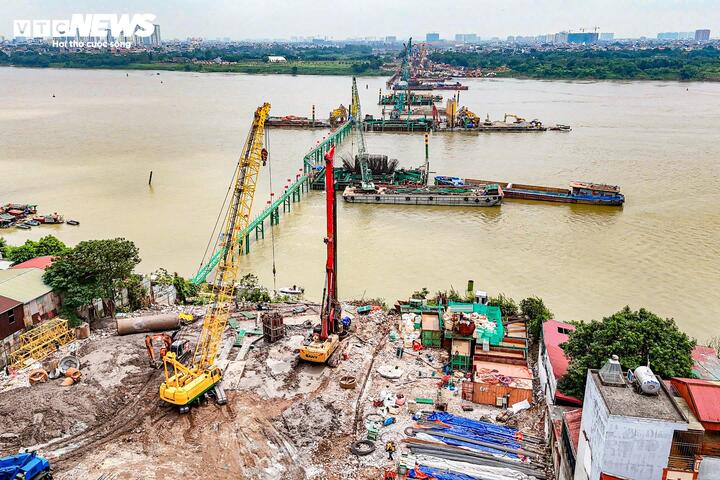 Cầu Trần Hưng Đạo có tổng chiều dài khoảng 4,18 km, điểm đầu kết nối khu vực ngã 5 Trần Hưng Đạo - Trần Thánh Tông thuộc phường Hoàn Kiếm và điểm cuối nối với phố Nguyễn Sơn, phường Long Biên. Dự án có tổng mức đầu tư gần 16.000 tỷ đồng, được kỳ vọng vừa góp phần giảm ùn tắc giao thông, vừa tạo thêm dấu ấn kiến trúc cho Thủ đô.