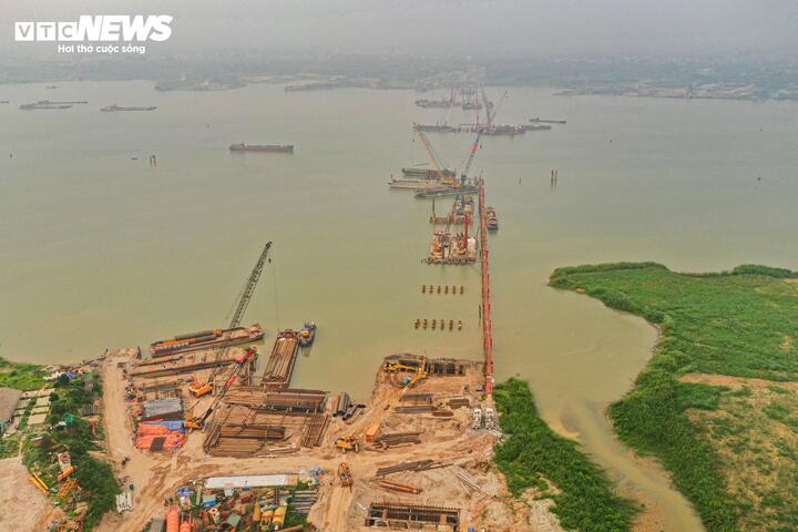 Dự án thành phần 2 gồm cầu Thượng Cát và tuyến đường dẫn hai đầu cầu được UBND TP Hà Nội khởi công ngày 8/10/2025. Công trình sử dụng nguồn vốn ngân sách thành phố với tổng mức đầu tư hơn 7.300 tỷ đồng, dự kiến hoàn thành và đưa vào khai thác trong năm 2027.