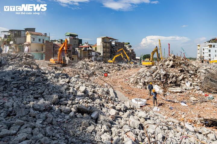Nhiều máy móc, thiết bị được huy động hoạt động xuyên ngày đêm nhằm đẩy nhanh tiến độ giải phóng mặt bằng tại khu vực phố Vạn Kiếp và Bạch Đằng.