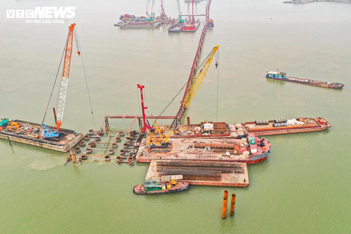 Cầu Thượng Cát được xây dựng theo phương án cầu dây văng, có tổng chiều dài toàn tuyến hơn 5,2 km. Riêng phần cầu chính dài khoảng 3,9 km, trong đó đoạn vượt sông Hồng dài 780 m với 3 nhịp chính quy mô lớn.