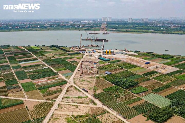 Đoạn cầu chính vượt sông Hồng dài khoảng 680m và rộng 33m, gồm 6 làn xe cơ giới cùng làn hỗn hợp, lề đi bộ, đang được thành phố tập trung triển khai.